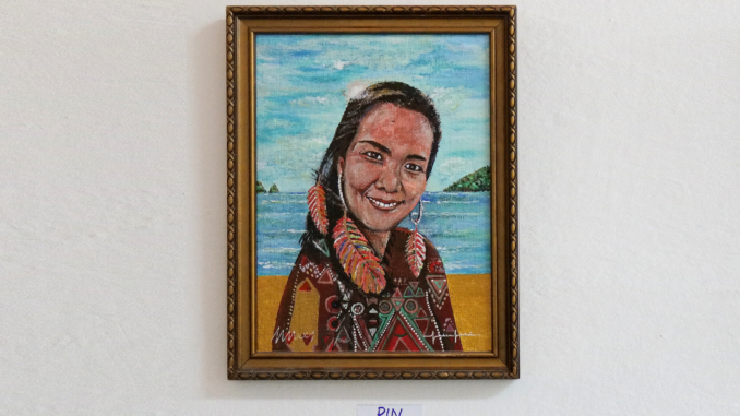 Pin, portrét exotickej ženy